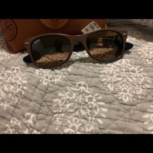 Man rayban sunglasses